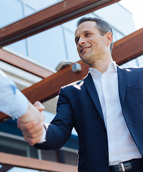 agent shaking hands